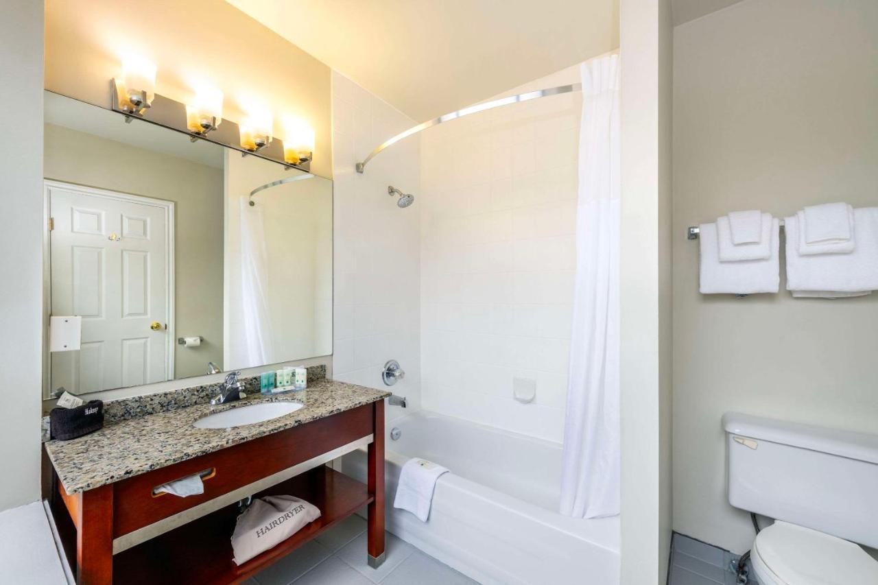 וונקובר Quality Inn & Suites (Adults Only) מראה חיצוני תמונה